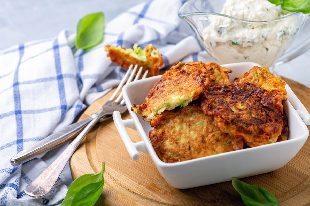 Knusprige Zucchini Reibekuchen mit Mozzarella und Parmesan