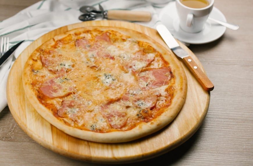Knusprige italienische Pizza Mozzarella mit Knoblauch und Bacon