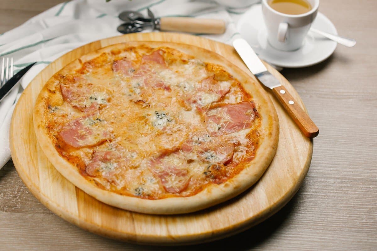 Knusprige italienische Pizza Mozzarella mit Knoblauch und Bacon