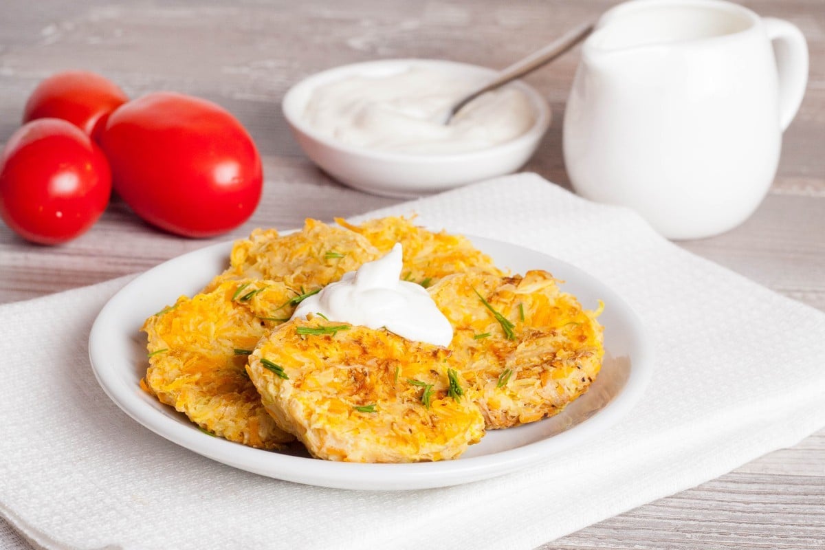 Knusprige und zarte Kartoffelpuffer mit Eiern und Knoblauch