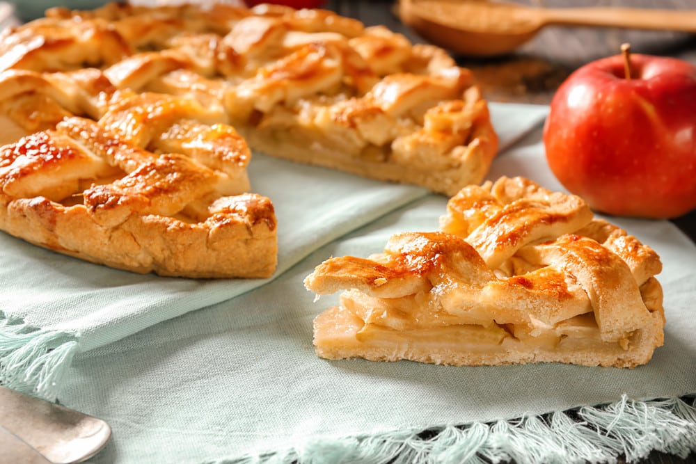 Knuspriger Apfelkuchen aus Mürbeteig und saftiger Apfelfüllung