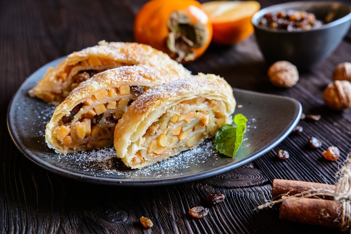 Knuspriger Apfelstrudel aus Blätterteig mit Kaki und Walnüssen