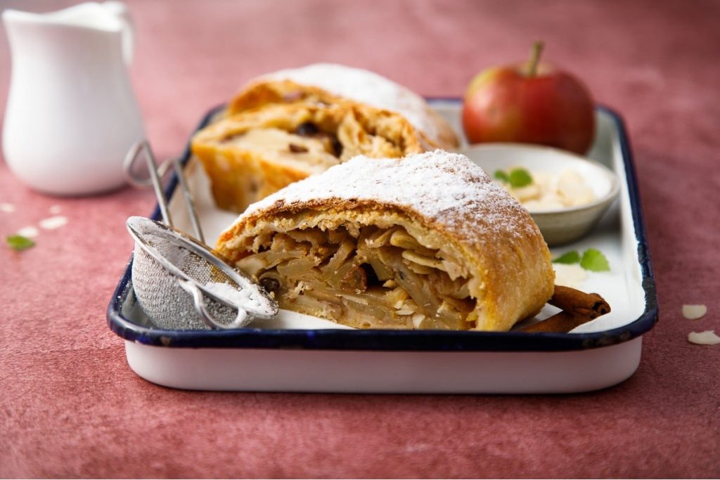 Knuspriger Apfelstrudel aus Filoteig mit Rosinen und Nüssen