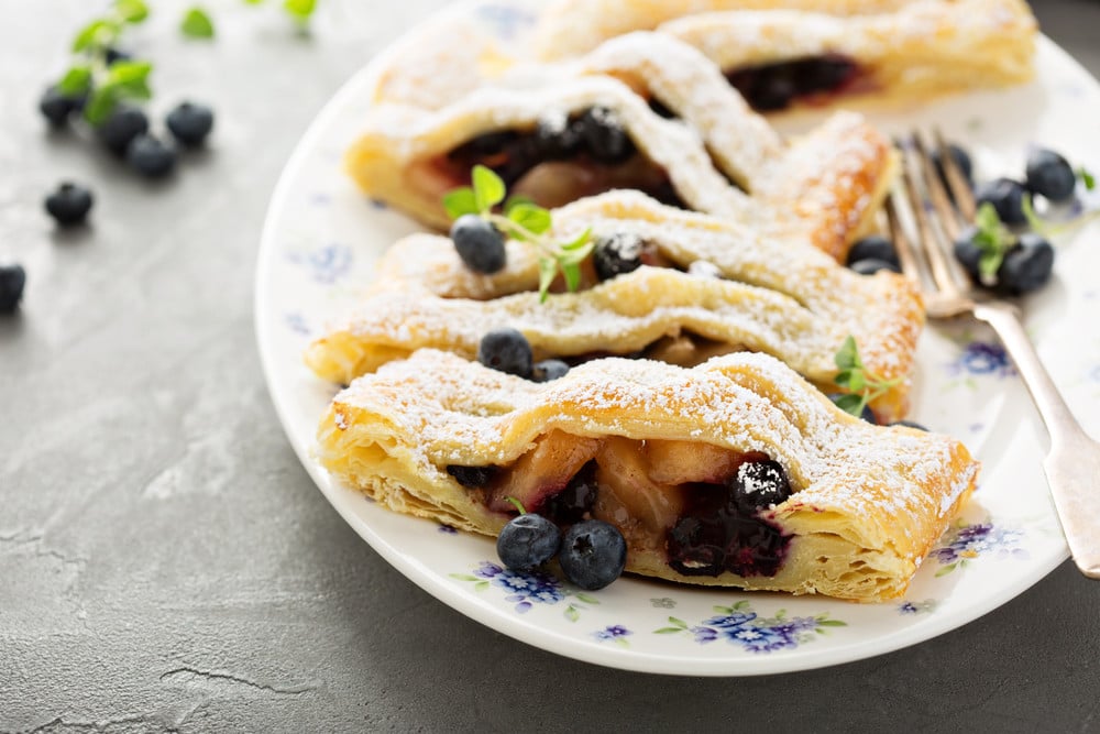 Knuspriger Blätterteig Apfelstrudel mit Blaubeeren