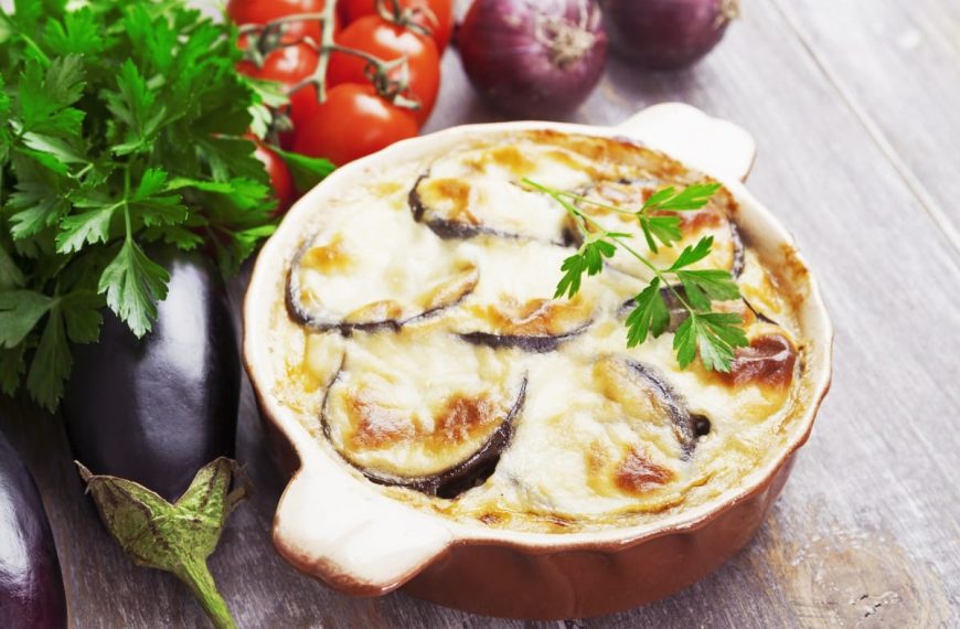 Knuspriger Fleischauflauf mit Auberginen, Karotten und Tomaten
