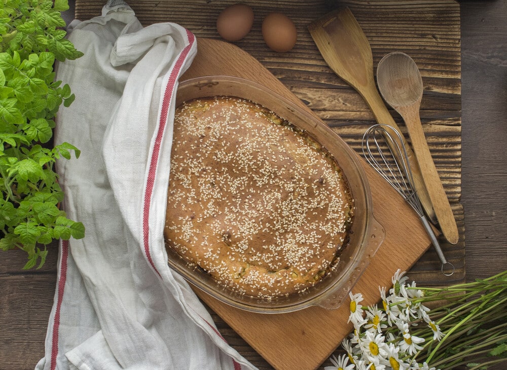 Knuspriger Kuchen mit saftiger Weißkohl- und Karottenfüllung