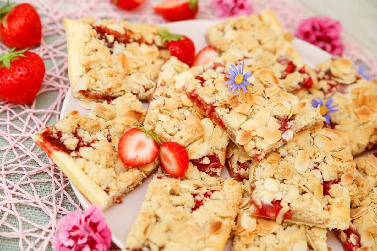 Knuspriger Prasselkuchen mit Marmelade und Streuseln