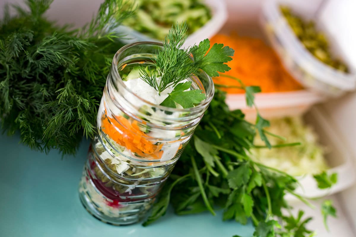 Knuspriger Rohkostsalat mit Chips, rote Beete und Gewürzgurken