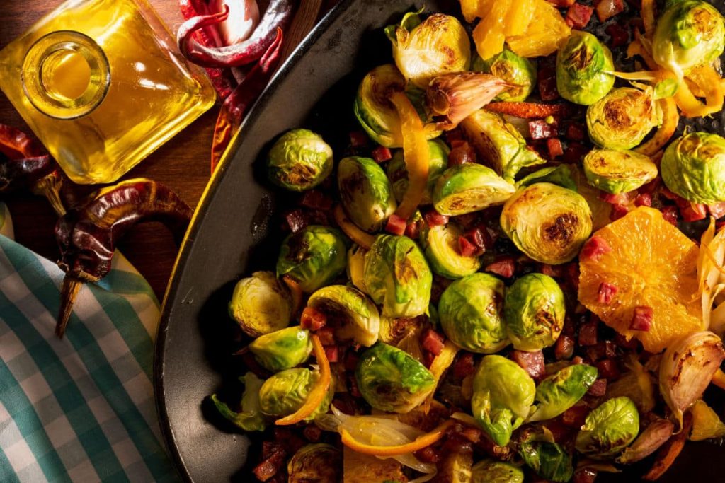 Knuspriger Rosenkohl mit Speck und Orangen