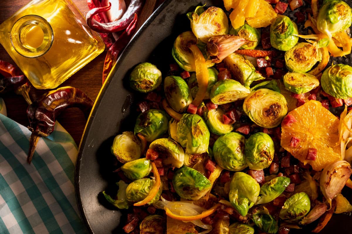 Knuspriger Rosenkohl mit Speck und Orangen