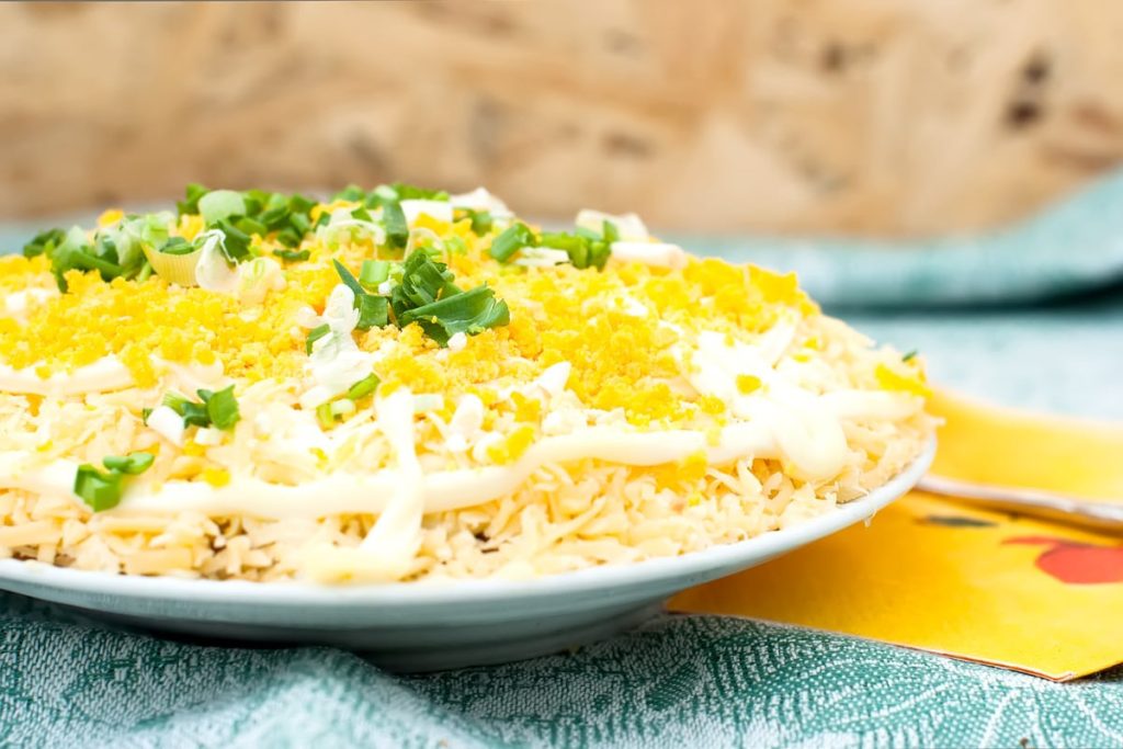 Knuspriger Schichtsalat mit Kartoffeln