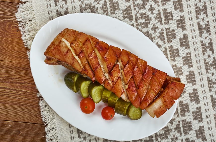Knuspriger Schweinebauch mit Dill und Knoblauch im Ofen