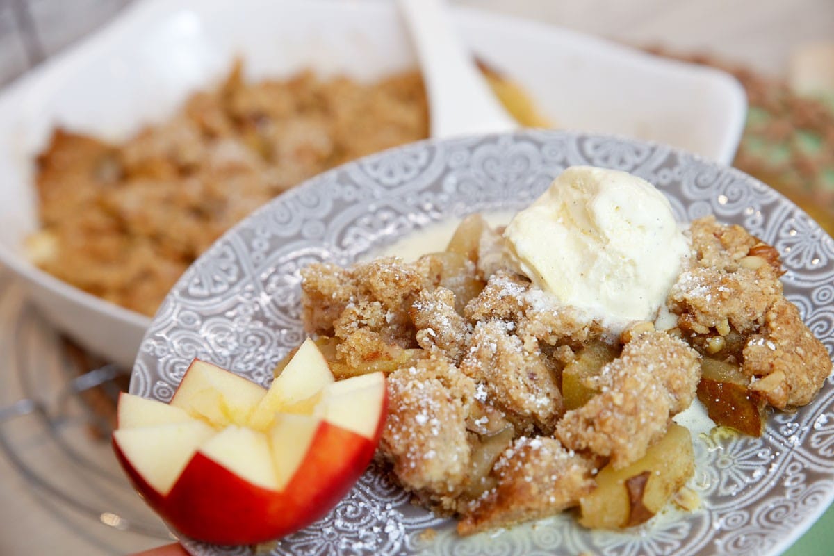 Knuspriges Apple Crumble mit Birnen, Mandeln und Walnüssen