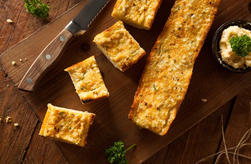 Knuspriges Baguette mit Knoblauchbutter aus dem Ofen