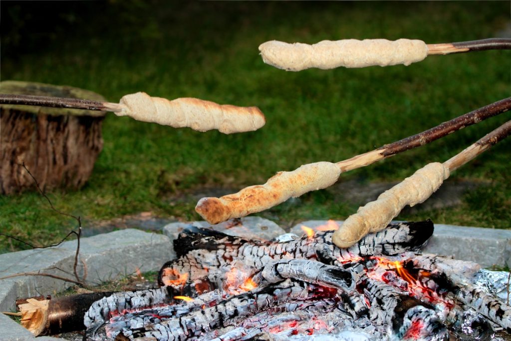 Knuspriges Stockbrot aus Hefeteig vom Grill