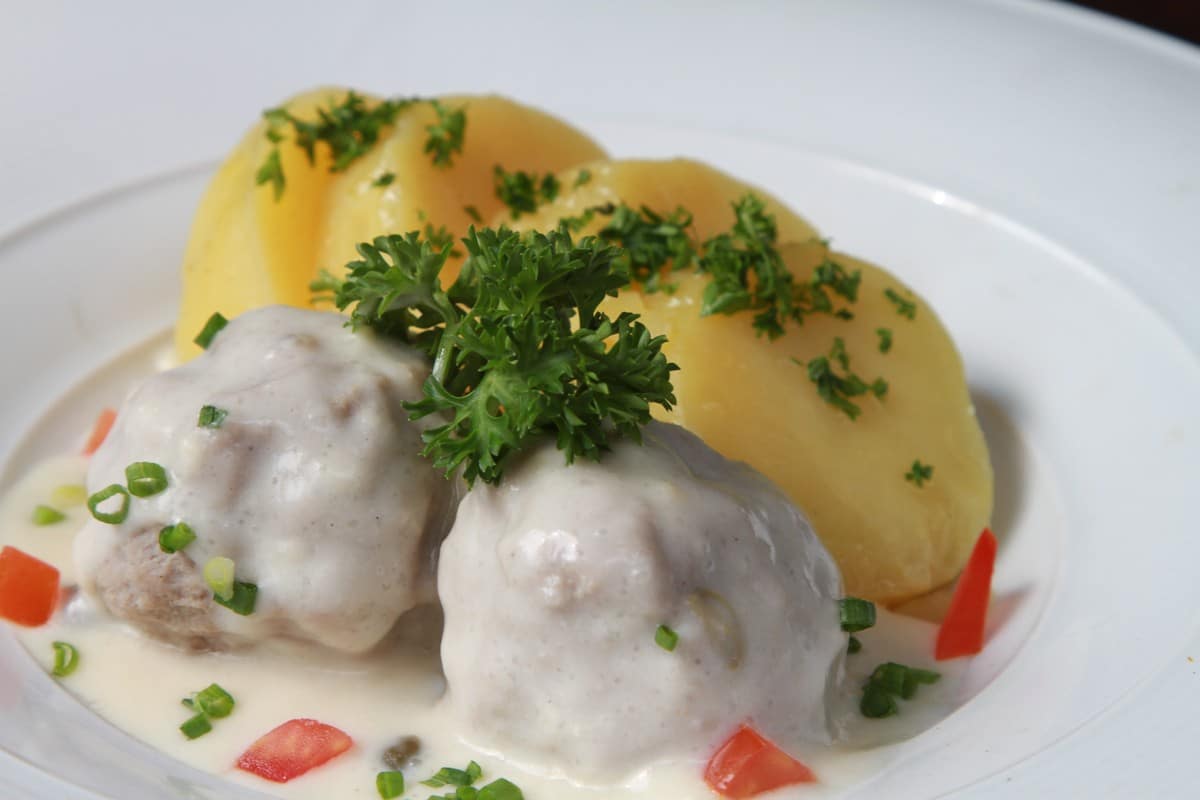 Königsberger Klopse aus Rindfleisch mit Kapernsauce und Kartoffeln