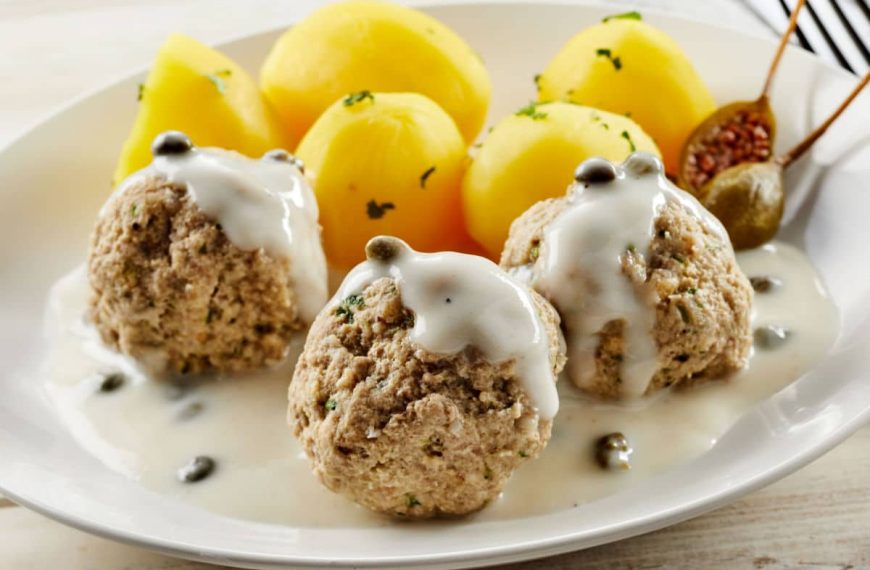 Königsberger Klopse mit Bechamelsoße und Kapern