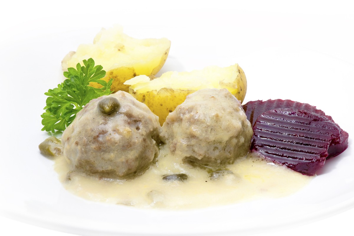 Königsberger Klopse mit Kartoffeln in heller Soße