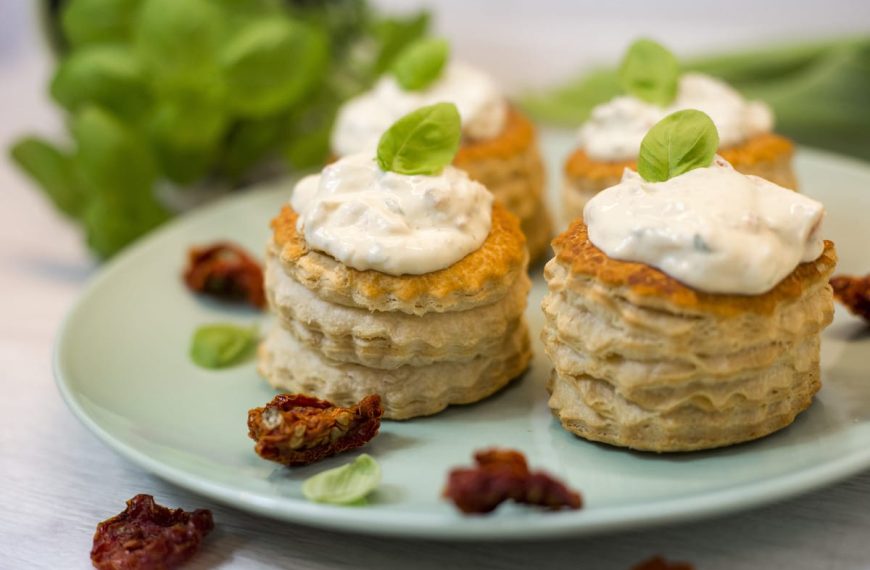 Königspasteten mit Tomaten und Frischkäse