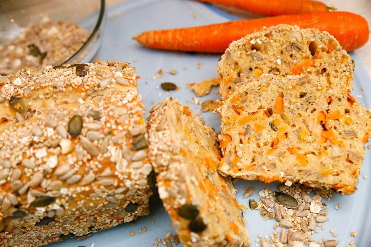 Körnerbrot aus Dinkelmehl mit Karotten und Joghurt