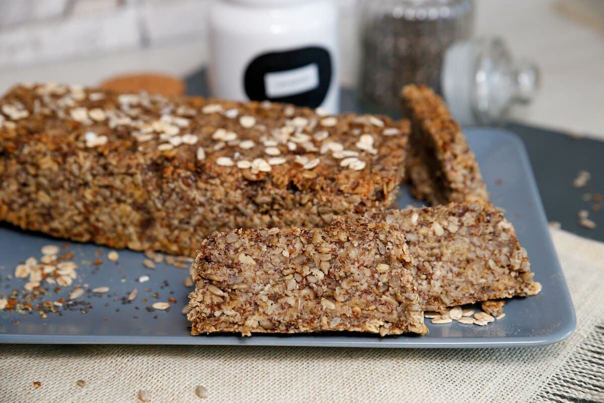 Körnerbrot ohne Mehl und Eier – Veganes Brot backen