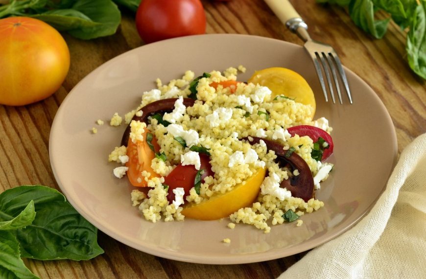 Körniger Hirsesalat mit Tomaten, Feta und aromatischem Dressing