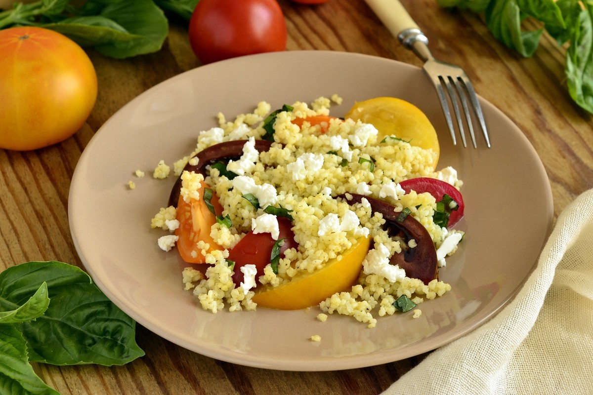 Körniger Hirsesalat mit Tomaten