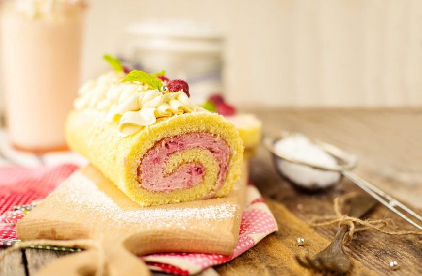 Köstliche Biskuitrolle mit Himbeeren und Sahnecreme