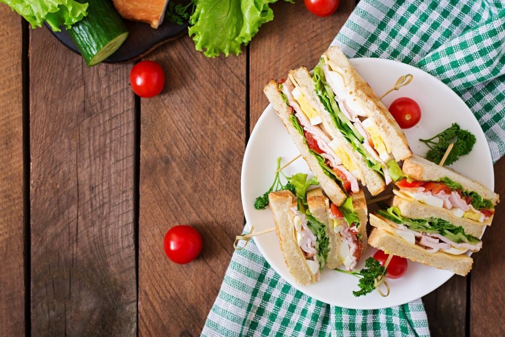Köstliche Club Sandwiches mit Mayonnaise, Schinken und Gemüse