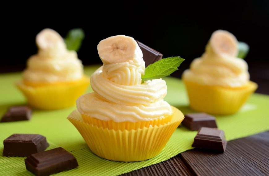 Köstliche Cupcakes mit Bananen und Vanillecreme