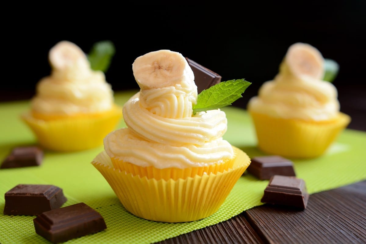 Köstliche Cupcakes mit Bananen und Vanillecreme