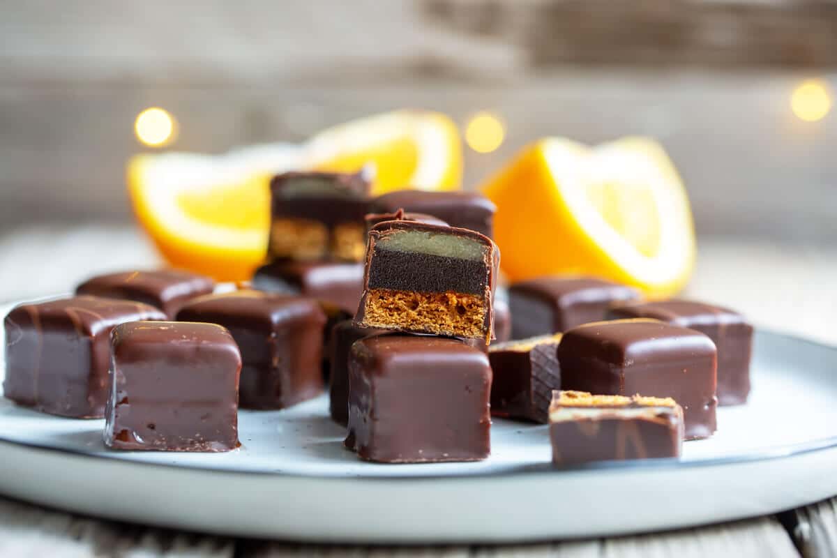 Köstliche Dominosteine mit Aprikosengelee und Marzipan