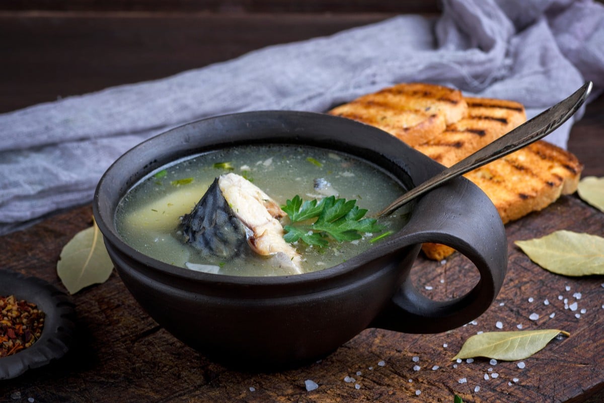Köstliche Fischsuppe aus Makrele und Gemüse