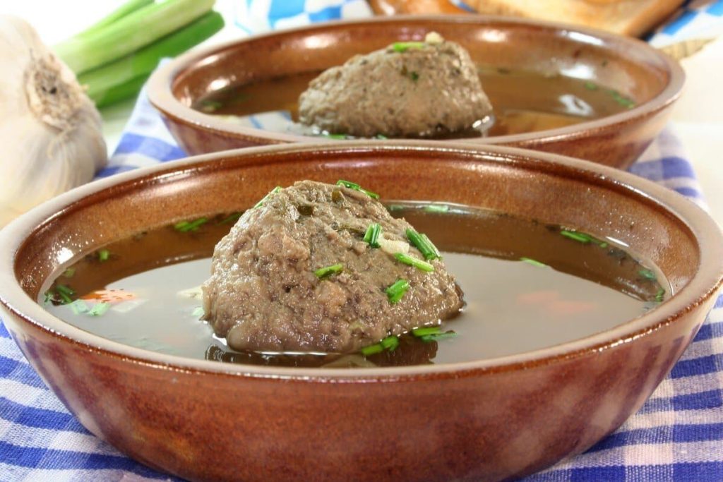 Köstliche Hackbällchensuppe mit Rinderleber