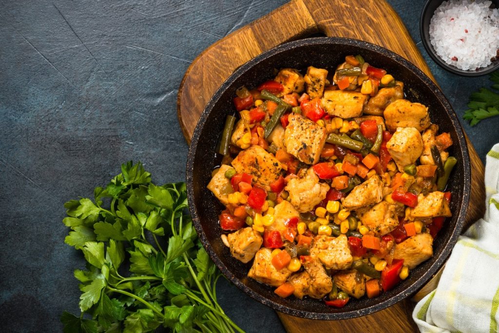 Köstliche Hähnchenpfanne mit buntem Gemüse