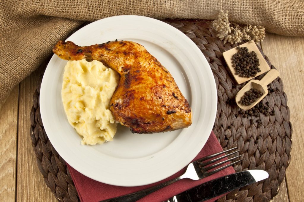 Köstliche Hähnchenschenkel mit Senf und Honig aus dem Backofen