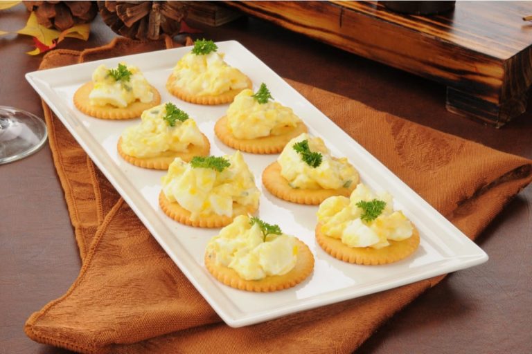 Köstliche Häppchen aus Crackern mit Eiern und Käse
