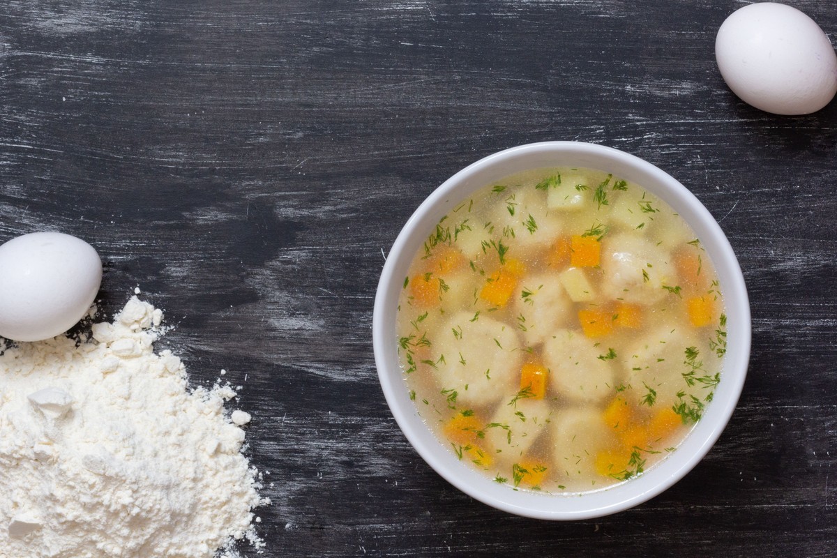 Köstliche Hühnersuppe mit Gemüse, frischen Kräutern und Mehlklößen