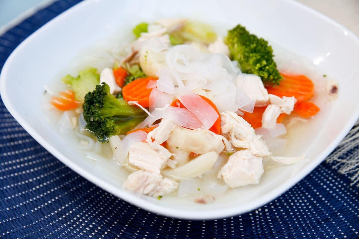 Köstliche Hühnersuppe mit Kaisergemüse und Schirataki Nudeln