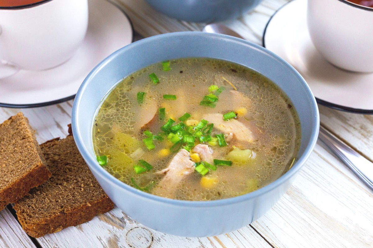 Köstliche Hühnersuppe mit Kartoffeln und geräuchertem Hähnchenfleisch