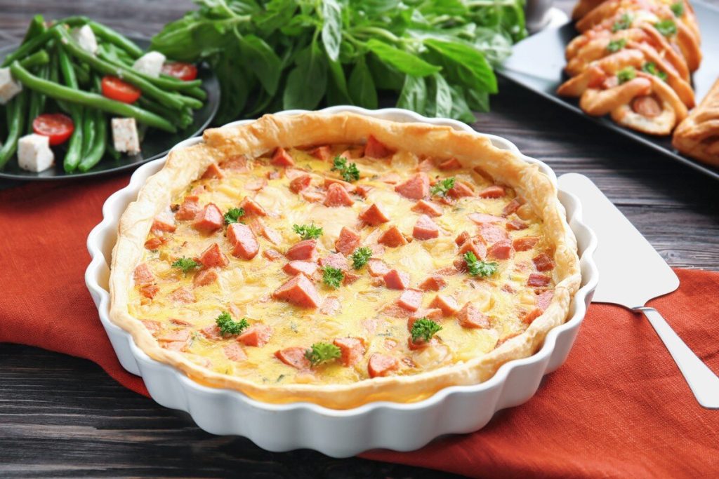 Köstliche Käsequiche mit Würstchen und Sahne