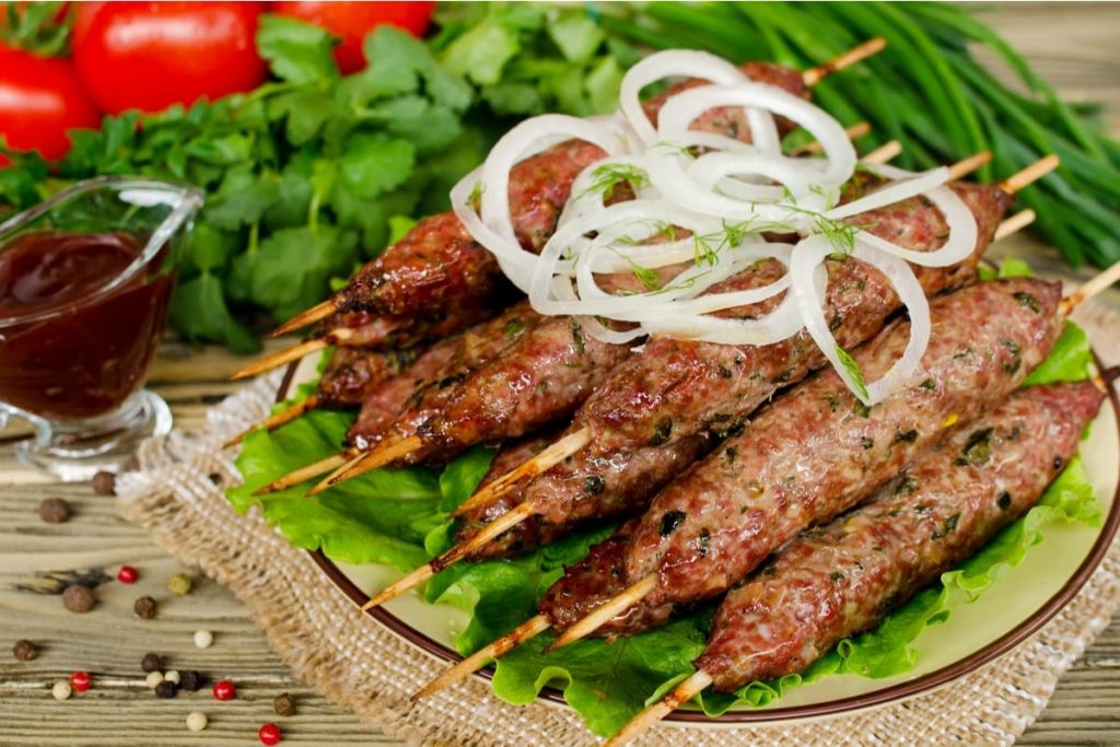 Köstliche Kebabspieße mit Petersilie und Koriander