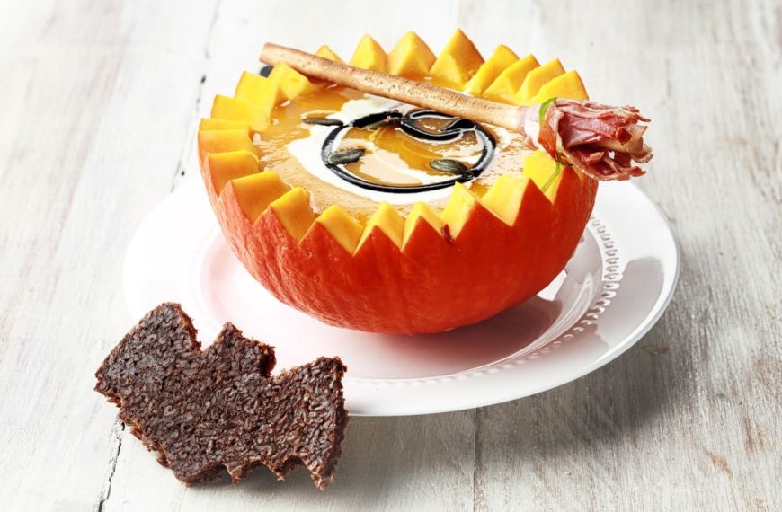 Köstliche Kürbiscremesuppe mit Sahne für die Halloweenparty