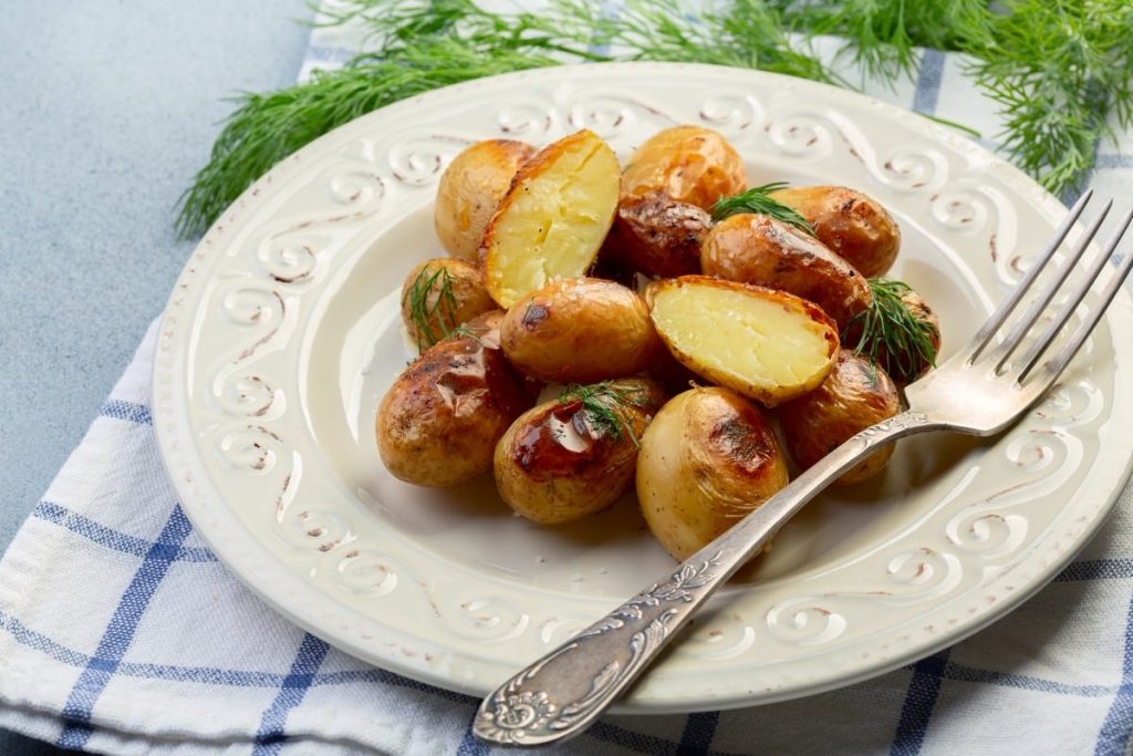 Köstliche Ofenkartoffeln mit Dill und Knoblauch