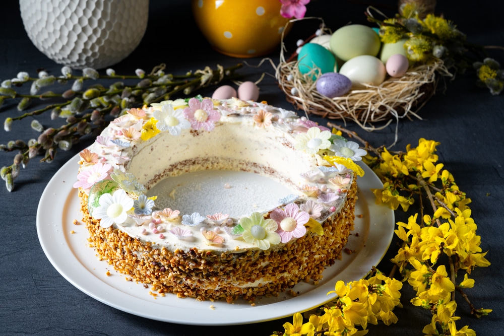 Köstliche Ostertorte mit Sahnecreme zum Ostermenü