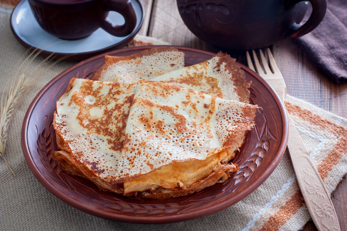 Köstliche Pfannkuchen mit Kochwasser und Kefir