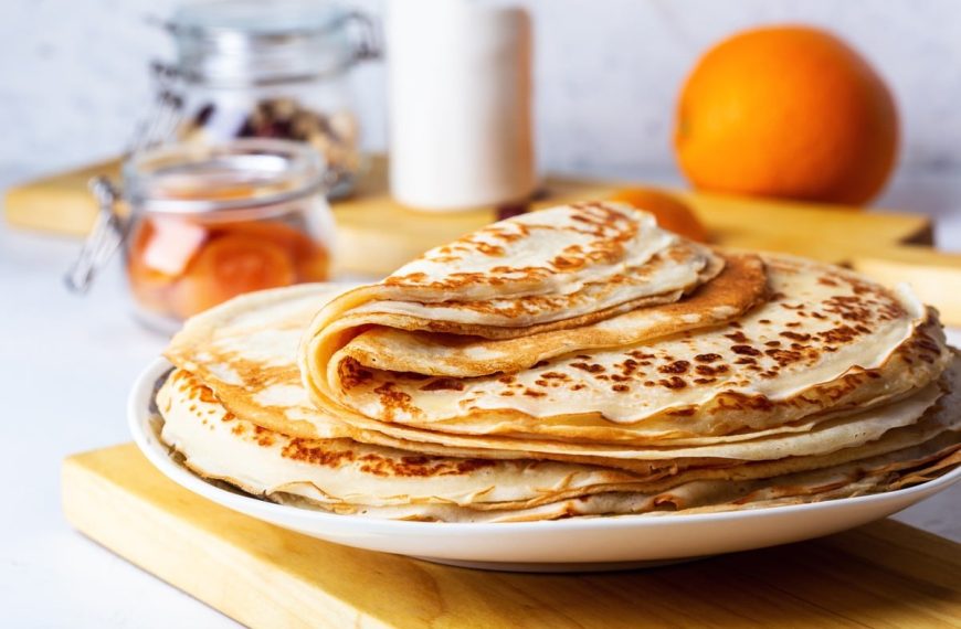 Köstliche Pfannkuchen mit Rjaschenka und Kochwasser
