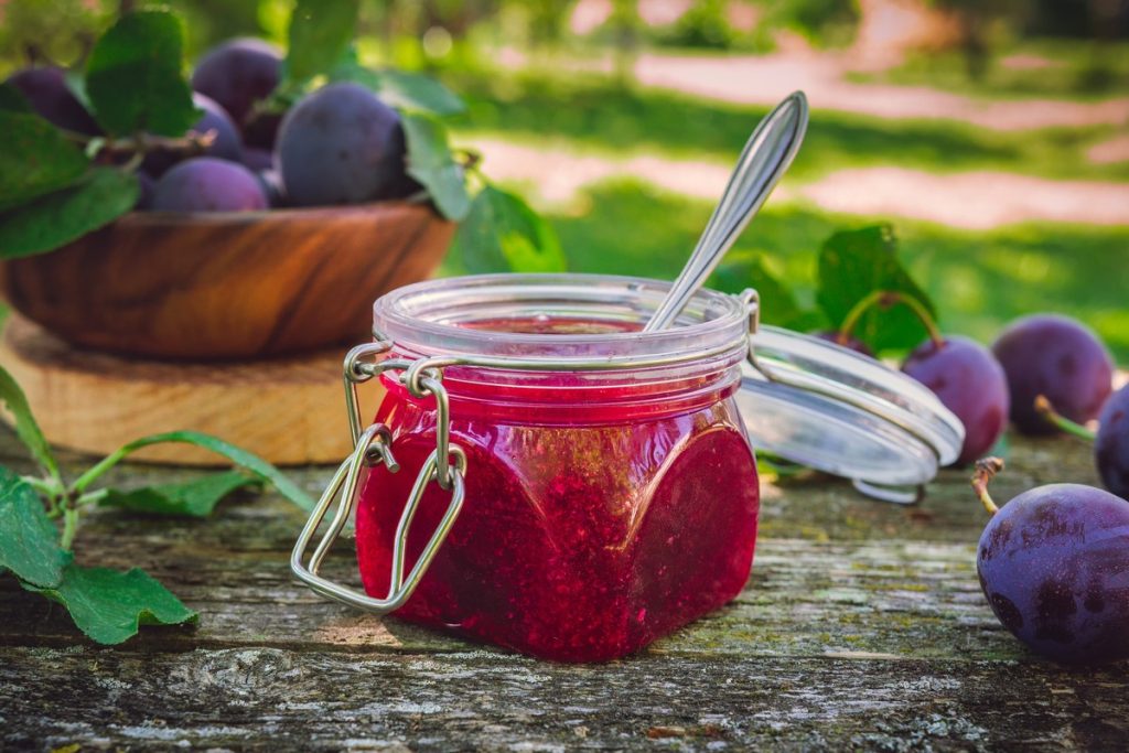 Köstliche Pflaumenmarmelade mit Erdbeeren und Rosmarin