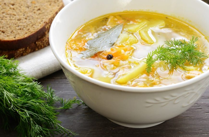 Köstliche Reissuppe mit Fisch und Gemüse