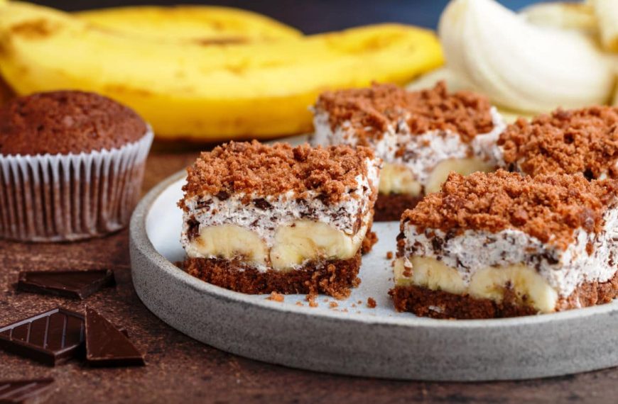Köstliche Schokotorte mit Sahnecreme und Bananen